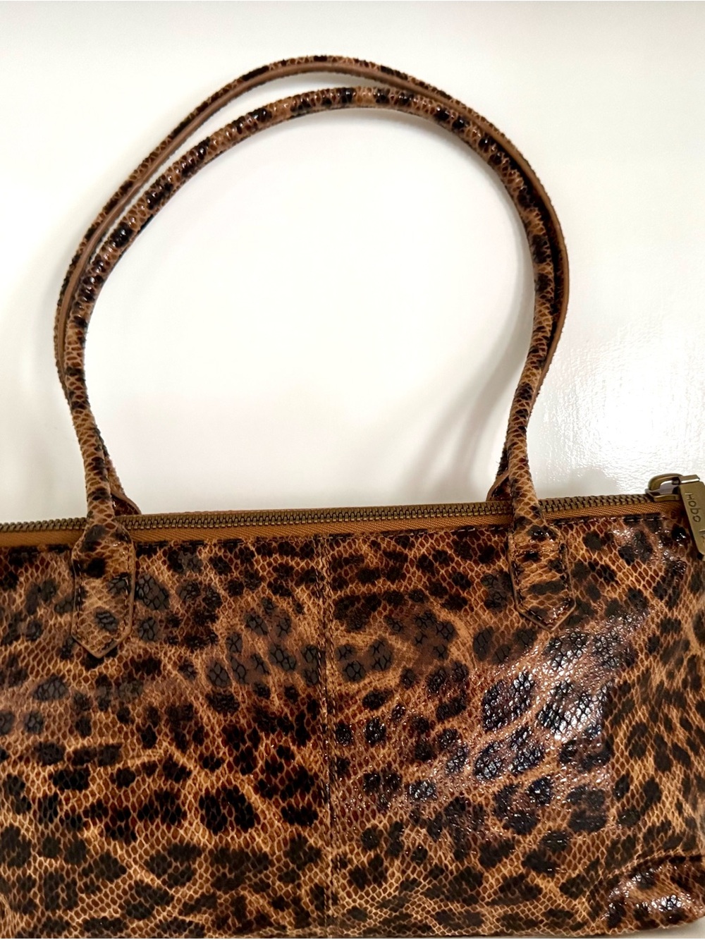 ✨ VINTAGE HOBO INTERNATIONAL LEOPARD EMBOSSED LEATHER BAG ✨